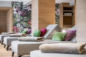 een rij banken met kleurrijke kussens erop bij tilia living - b&b mit dem Komfort eines kleinen, feinen Hotels in Ried im Oberinntal