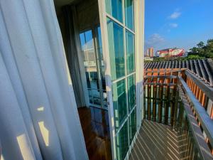 清邁的住宿－NanaH Tha Phae Private House，大楼内带玻璃门的阳台