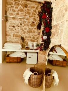 Fotografie z fotogalerie ubytování Hydria Guest House Art Gallery Dimora d artista con terrazza e vasca idromassaggio nel cuore del borgo antico Artists Home with terrace and jacuzzi in the heart of the old town v destinaci Acquaviva delle Fonti