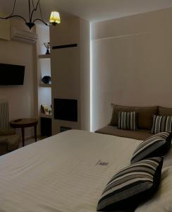 sypialnia z łóżkiem i kanapą w obiekcie Anerada Hotel w Kalawricie