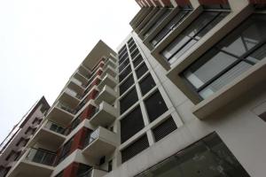 een hoog gebouw met balkons aan de zijkant bij Spring Hill Hotel & Apartments in Dhaka