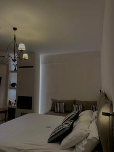 カラブリタにあるAnerada Hotelのベッドルーム1室(枕付)