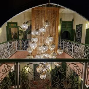 une chambre avec un bouquet de vases en verre sur une table dans l'établissement Riad contessa, à Marrakech