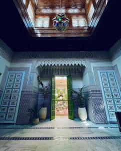 - une chambre avec une porte dans un bâtiment doté d'un plafond dans l'établissement Riad contessa, à Marrakech