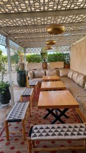 grupa stołów i kanap w pokoju w obiekcie Riad contessa w Marakeszu