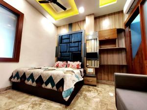 Premium Homestay Near Banke Bihari Ji with Power Backup - Free WiFi - Washing Machine etc客房内的一张或多张床位