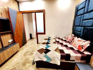 Premium Homestay Near Banke Bihari Ji with Power Backup - Free WiFi - Washing Machine etc的电视和/或娱乐中心
