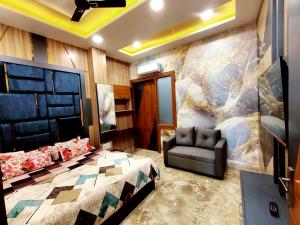 范兰德凡Premium Homestay Near Banke Bihari Ji with Power Backup - Free WiFi - Washing Machine etc的带床和椅子的卧室