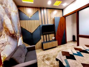 Premium Homestay Near Banke Bihari Ji with Power Backup - Free WiFi - Washing Machine etc的电视和/或娱乐中心