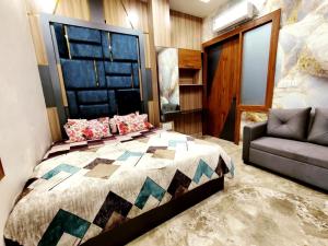 Premium Homestay Near Banke Bihari Ji with Power Backup - Free WiFi - Washing Machine etc客房内的一张或多张床位