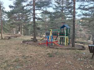 einen Park mit Spielplatz im Wald in der Unterkunft Divčilend-Mesko vajat in Divčibare