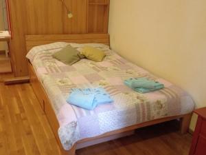 سرير أو أسرّة في غرفة في Apartmani - Mesko vajat