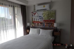 Een bed of bedden in een kamer bij Mai Khao Beach Apartments -MBC-