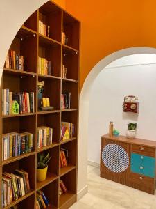 a library with wooden shelves filled with books at House of Stories - Indiranagar in Bangalore