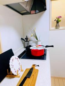 A cozinha ou cozinha compacta de 無料駐車場 3階建て一軒家 最大10人 3寝室 2トイレ ペットOK家族団体向き Usj 道頓堀 難波近い