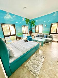um quarto com uma cama grande e uma pintura do oceano em DARÏ em Dubai