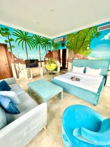 um quarto com duas camas e um mural da praia em DARÏ no Dubai