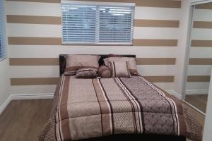 Ένα ή περισσότερα κρεβάτια σε δωμάτιο στο Family getaway 3 BR 2 Bath home in Lomita, CA.