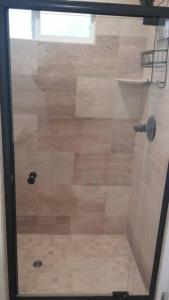 Ένα μπάνιο στο Family getaway 3 BR 2 Bath home in Lomita, CA.