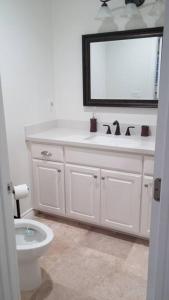 Ένα μπάνιο στο Family getaway 3 BR 2 Bath home in Lomita, CA. +10 φωτογραφίες