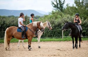 twee meiden die op paarden rijden op een veld bij Hotel Cocoa - Vacation STAY 05828v in Sakura