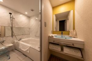 a bathroom with a tub and a sink and a shower at Hotel Cocoa - Vacation STAY 24777v in Sakura