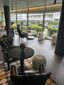 阿克蒂苏尔斯施坦丁套房酒店的休息区