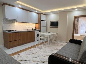 una cucina e un soggiorno con divano e tavolo di Ada APART&HOTEL a Antalya (Adalia)