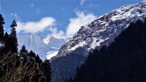 Vista generica sulle montagne o vista sulle montagne dall'interno della stanza in casa privata