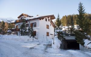 Holiday flat for 6 people Sot Valos Lenzerheide centre v zimě + 8 fotografií