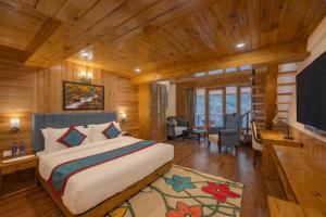 Bradhi - Echor Riverside Resort Jibhi في Jibhi: غرفة نوم بسرير كبير في غرفة