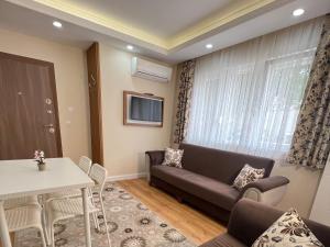 un soggiorno con divano e tavolo di Ada APART&HOTEL a Antalya (Adalia)