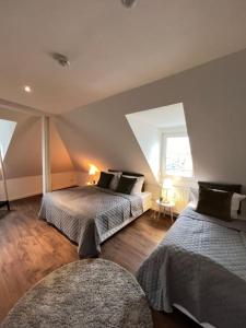 - une chambre mansardée avec 2 lits dans l'établissement Urban Charm Design Loft, à Coblence