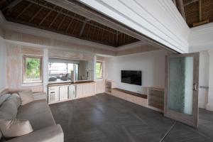 TV a/nebo společenská místnost v ubytování Villa Coral Lembongan