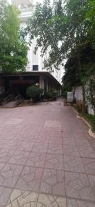 an empty street in front of a building at Khách Sạn Xuân Nguyên - Nam Sài Gòn in Bình Chánh