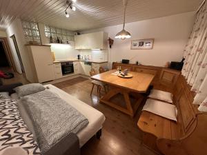 eine Küche und ein Wohnzimmer mit einem Tisch und einem Sofa in der Unterkunft Altenmarkter Hof in Altenmarkt im Pongau