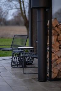 einen Tisch und einen Stuhl auf einer Terrasse in der Unterkunft Daczowisko in Gruczno