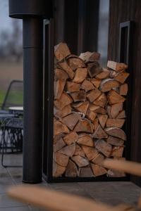 einen Haufen Feuerholz auf einem Grill in der Unterkunft Daczowisko in Gruczno
