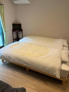 1 cama en una habitación con vistas a las faldas en Koyasan Guest House Tommy en Koyasan