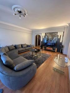 ein Wohnzimmer mit einem Sofa und einem Tisch in der Unterkunft 5+2 flat with bosphorus seaview in Istanbul