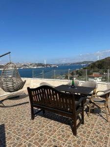 eine Terrasse mit einem Tisch, einer Hängematte und einer Schaukel in der Unterkunft 5+2 flat with bosphorus seaview in Istanbul