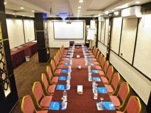 una mesa larga en una habitación con sillas y una pantalla en فندق ماريوت عدن السياحي Marriott Aden Hotel, en Khawr Maksar