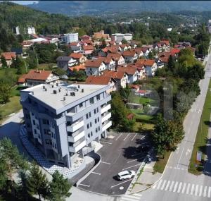 een luchtzicht op een gebouw in een stad bij APARTMAN DBR -Dobrinja Sarajevo in Sarajevo