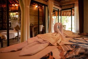 ein Schlafzimmer mit einem Bett und einem Handtuch darauf in der Unterkunft Sunrise Paradise Bali in Karangasem