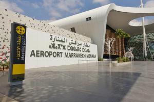 een groot gebouw met een bord ervoor bij Julie's AIRPORT Apartment in Marrakesh