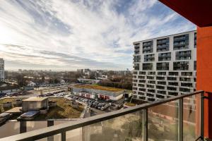 Blick auf einen Parkplatz von einem Gebäude in der Unterkunft Capital Apartments in Krakau