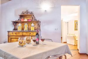 - une table avec deux verres de vin et du pain dans l'établissement La Torretta - Together in Tuscany, à Cortone