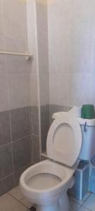 Un baño con un inodoro blanco en una habitación. en Hotel Manas Mtwapa Mombasa, en Mtwapa