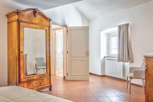 - une chambre avec un miroir et une commode dans l'établissement La Torretta - Together in Tuscany, à Cortone