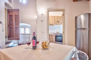 une cuisine avec une table et deux verres de vin dans l'établissement La Torretta - Together in Tuscany, à Cortone